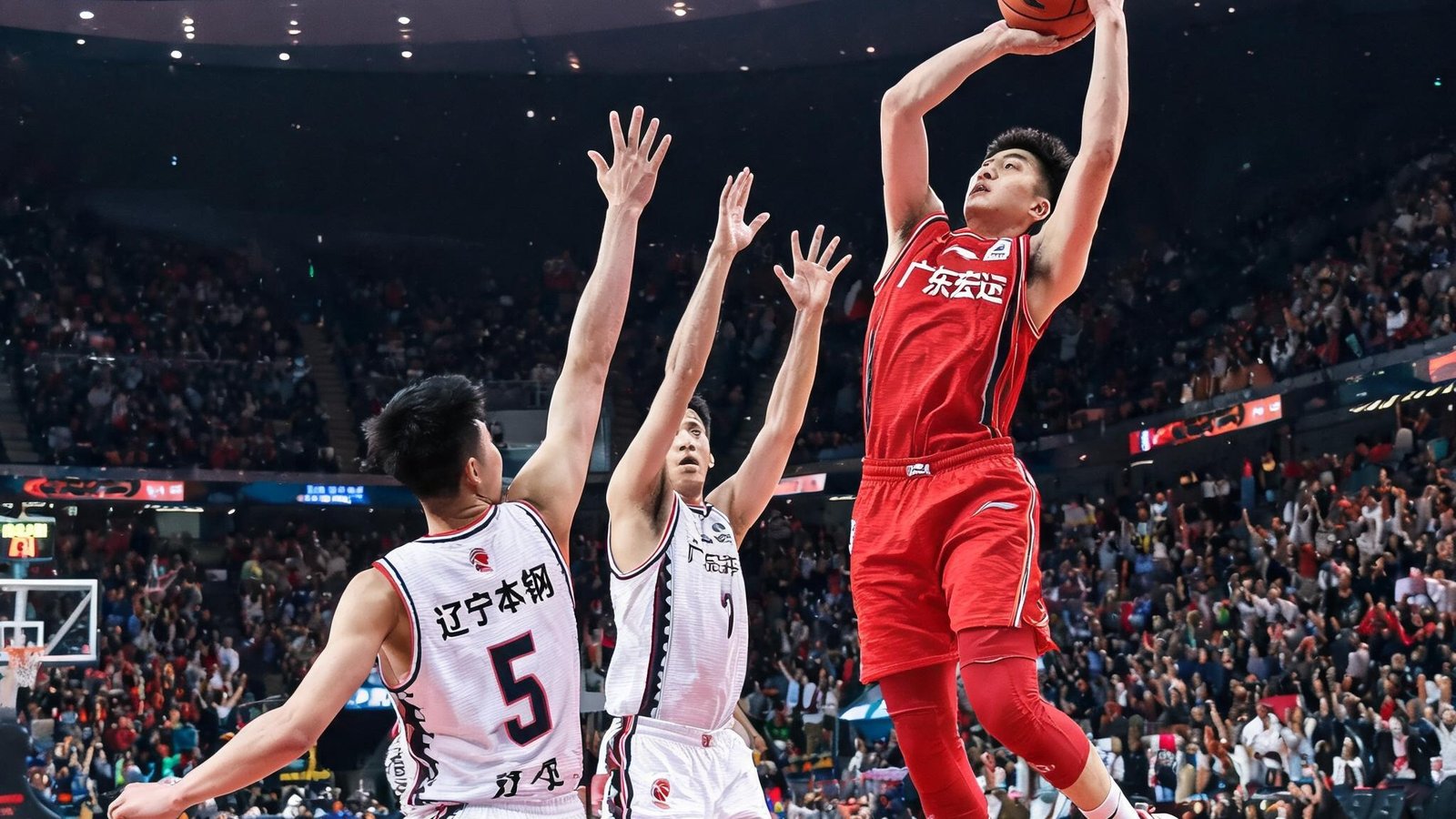广东宏远队与辽宁本钢队激烈比赛现场，球员跳起投篮瞬间